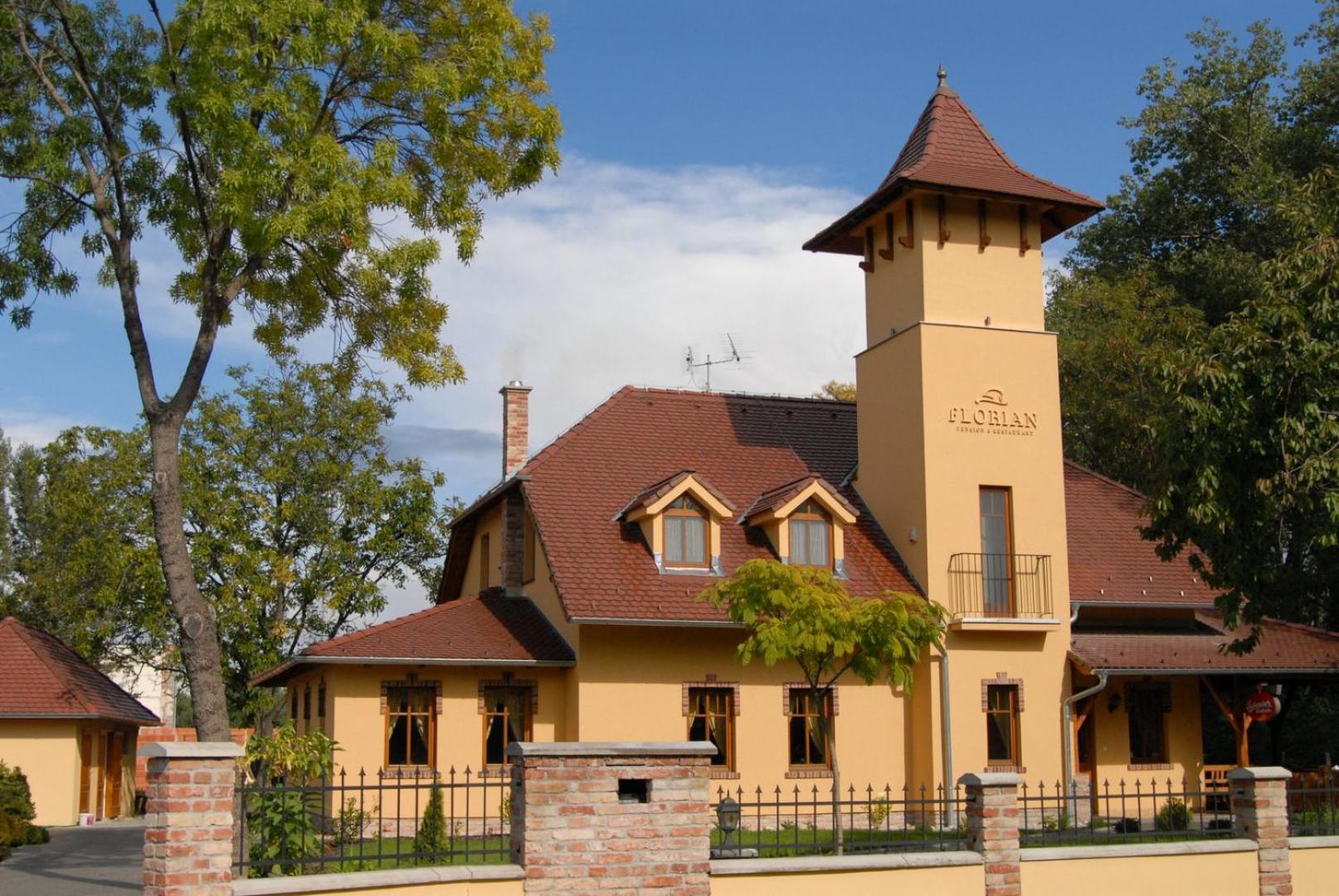 St. Florian Restaurant & Pension Hotel Vrakúň Buitenkant foto