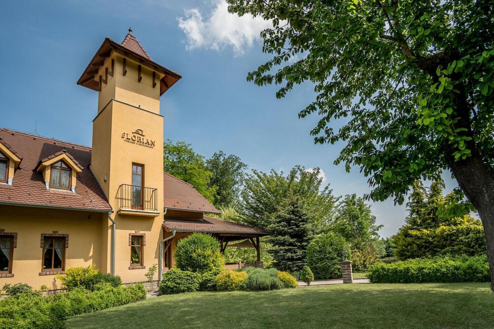 St. Florian Restaurant & Pension Hotel Vrakúň Buitenkant foto